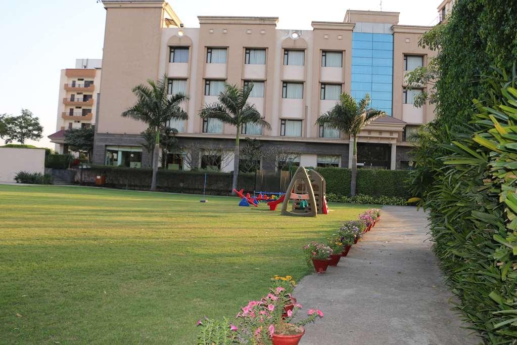 Ramada By Wyndham Varanasi Katesar Hotel 4*