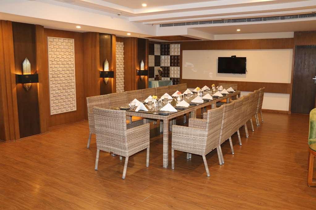 Hotel Ramada By Wyndham Varanasi Katesar